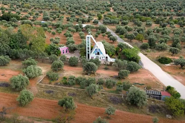 Η “Μαρία της Παιανίας”: Η αλήθεια πίσω από το δήθεν “σατανιστικό” εκκλησάκι – Βίντεο