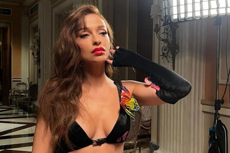 Η Ελένη Φουρέιρα ποζάρει topless μόνο με ένα διχτυωτό καλσόν και αποθεώνεται