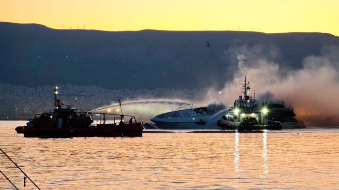 Φωτιά σε τέσσερα σκάφη στη Μαρίνα Ζέας: Τα τρία βυθίστηκαν – Σε εξέλιξη οι έρευνες για τα αίτια – rpn