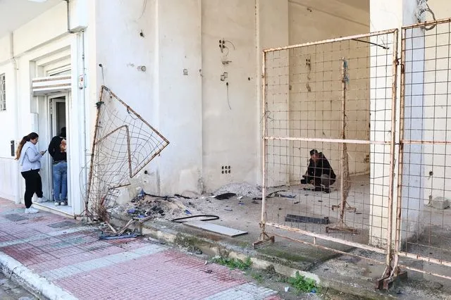 Τροχαίο στη Λούτσα: Έβγαζαν πράγματα από το αυτοκίνητο και τους θέρισε το όχημα του 29χρονου