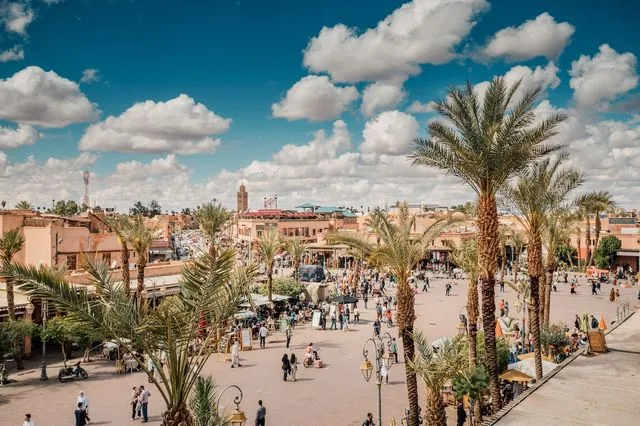 Μαρακές: Εξερευνώντας την “κόκκινη πόλη” της Αφρικής