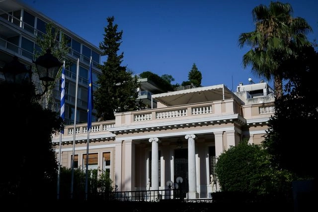 Η κυβέρνηση προσπαθεί να ξεφύγει από ΟΠΕΚΕΠΕ και ακρίβεια με “θετική ατζέντα”
