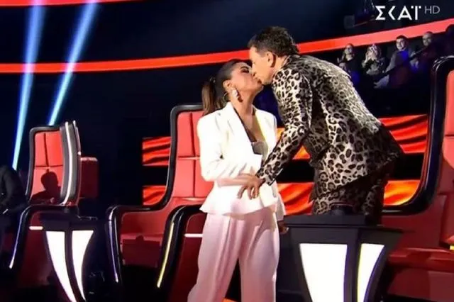 The Voice: Το φιλί της Παπαρίζου στον Μαζωνάκη που “πάγωσε” το πλατό