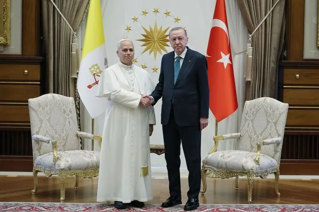 Ο Ερντογάν υποδέχτηκε τον Πάπα Λέων ΙΔ’ στην Άγκυρα