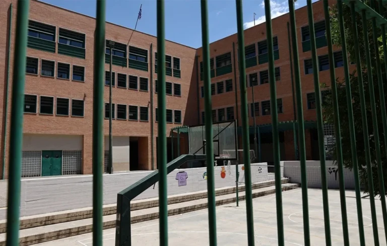 Κλειστά όλα τα σχολεία της Αττικής την Παρασκευή με απόφαση Χαρδαλιά λόγω της κακοκαιρίας Byron