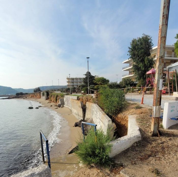 Βραυρώνα: Ένας πεζόδρομος που καταρρέει