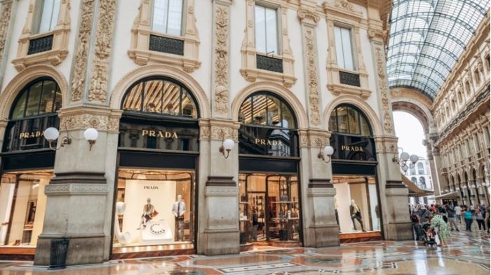 Ιστορική συμφωνία στον κόσμο της μόδας: Η Prada εξαγόρασε τη Versace – rpn