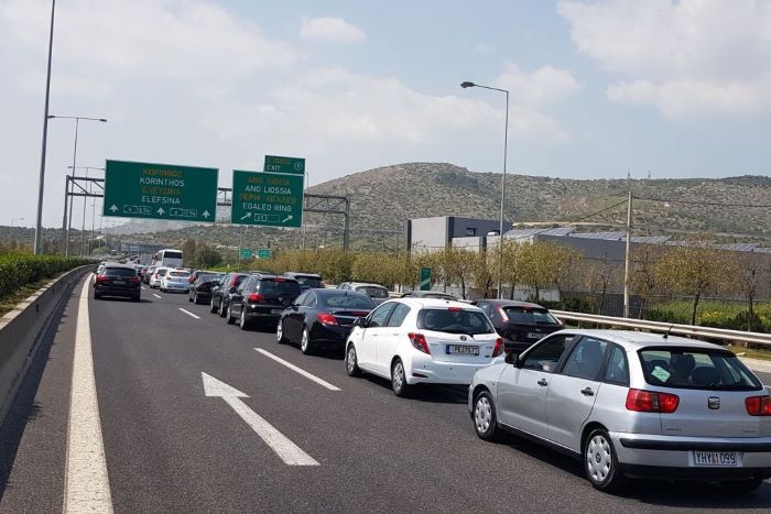 Καταιγίδα Byron: Κλειστά τα διόδια Ελευσίνας προς Κόρινθο – Ουρές χιλιομέτρων και οδηγοί εγκλωβισμένοι