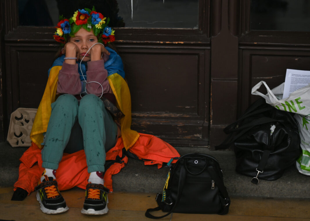 Από την αλληλεγγύη, στον ρατσισμό – Στην Πολωνία, οι πρόσφυγες από την Ουκρανία μπαίνουν πια στο στόχαστρο