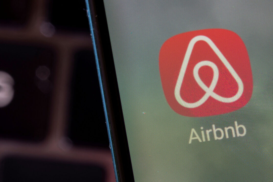 Airbnb: Ρεκόρ στις βραχυχρόνιες μισθώσεις παρά τα μέτρα