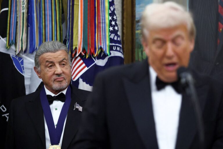 Γκέινορ, Σταλόνε, Kiss και Κρόφορντ: Οι καλλιτέχνες που βραβεύτηκαν σε ένα Kennedy Center που αλλάζει