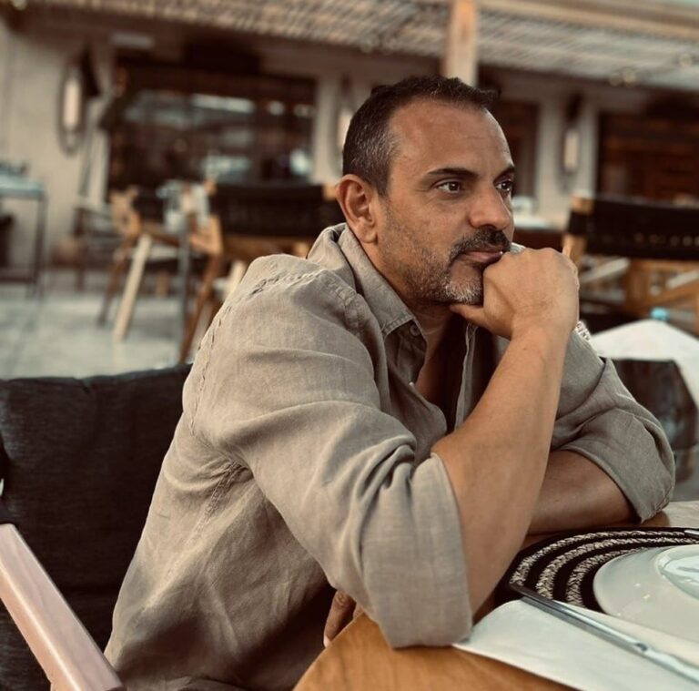 Στο τέλος μιας χρονιάς, απέναντι στη σκληρή εικόνα της Ελλάδας του 2025: Aπό τη ρητορική της αριστείας στην πίεση της πραγματικότητας