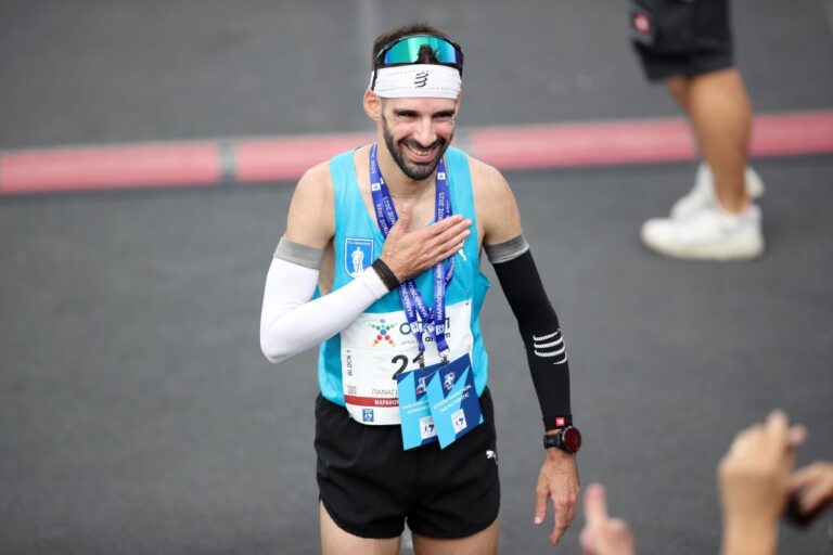 Ο Πρεσβευτής που κουβαλά τον Μαραθώνιο – και το παράδοξο μιας απόφασης που άργησε να ακούσει την κοινωνία