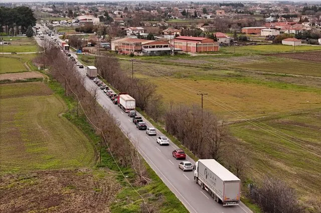 Μπλόκα: Ουρές χιλιομέτρων στις εθνικές οδούς – Δόθηκε δεύτερη λωρίδα σε Κάστρο και Θήβα