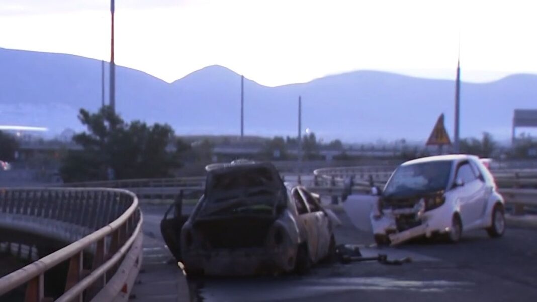 Φάληρο: Αυτοκίνητο τυλίχτηκε στις φλόγες μετά από σύγκρουση – Η οδηγός είχε μπει στο αντίθετο ρεύμα
