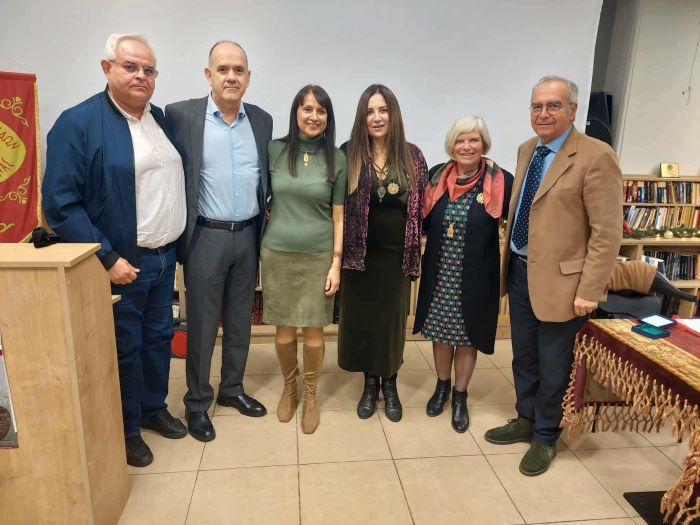 Ραφήνα: Η Βίκυ Φλέσσα γοήτευσε το κοινό του Λυκείου Ελληνίδων, μιλώντας για την οικουμενικότητα της Ελληνικής γλώσσας – rpn