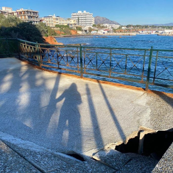 ΠΡΟΣΟΧΗ – Επικίνδυνη κατάρρευση σε τσιμεντένιο μονοπάτι στο Μάτι- rpn