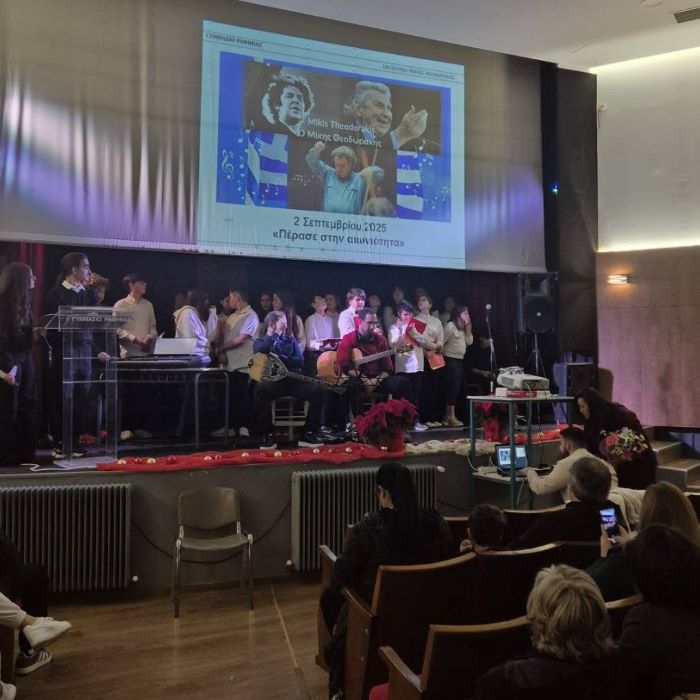 Μια μαγική βραδιά στο 1ο Γυμνάσιο Ραφήνας: Μαθητικές φωνές τίμησαν τον Μίκη – rpn