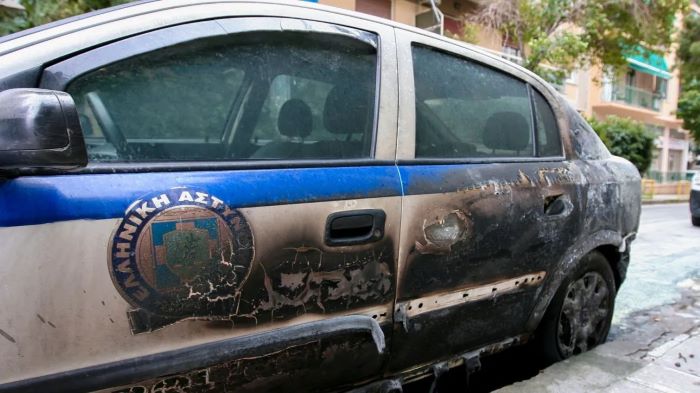 Εμπρηστική επίθεση σε περιπολικό της ΕΛ.ΑΣ. τα ξημερώματα – Μέσα στο όχημα βρισκόταν αστυνομικός
