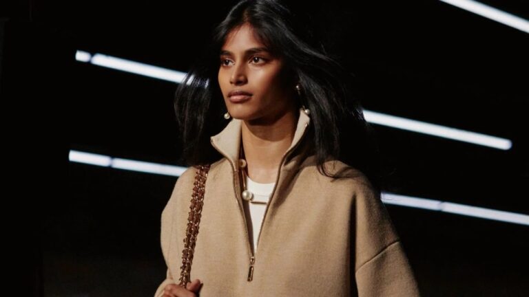 Όλοι μιλούν για την Bhavitha Mandava – Το μοντέλο από την Ινδία που άνοιξε την επίδειξη μόδας της Chanel