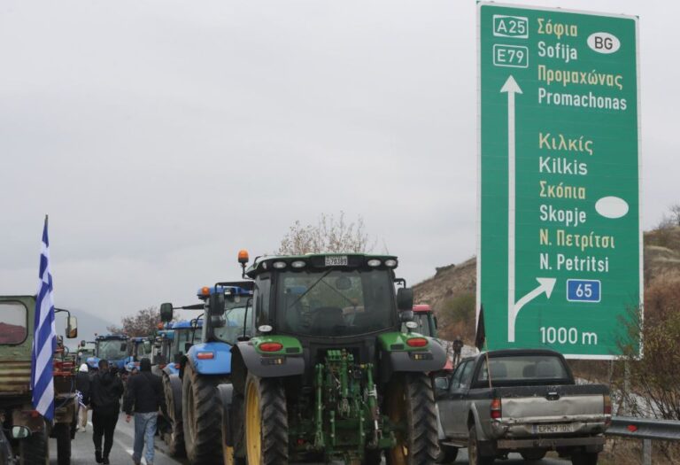 Αγρότες: Κλειστός επ’ αόριστον για φορτηγά ο Προμαχώνας – Μπλόκο και στο ρεύμα προς Θεσσαλονίκη στα Μάλγαρα