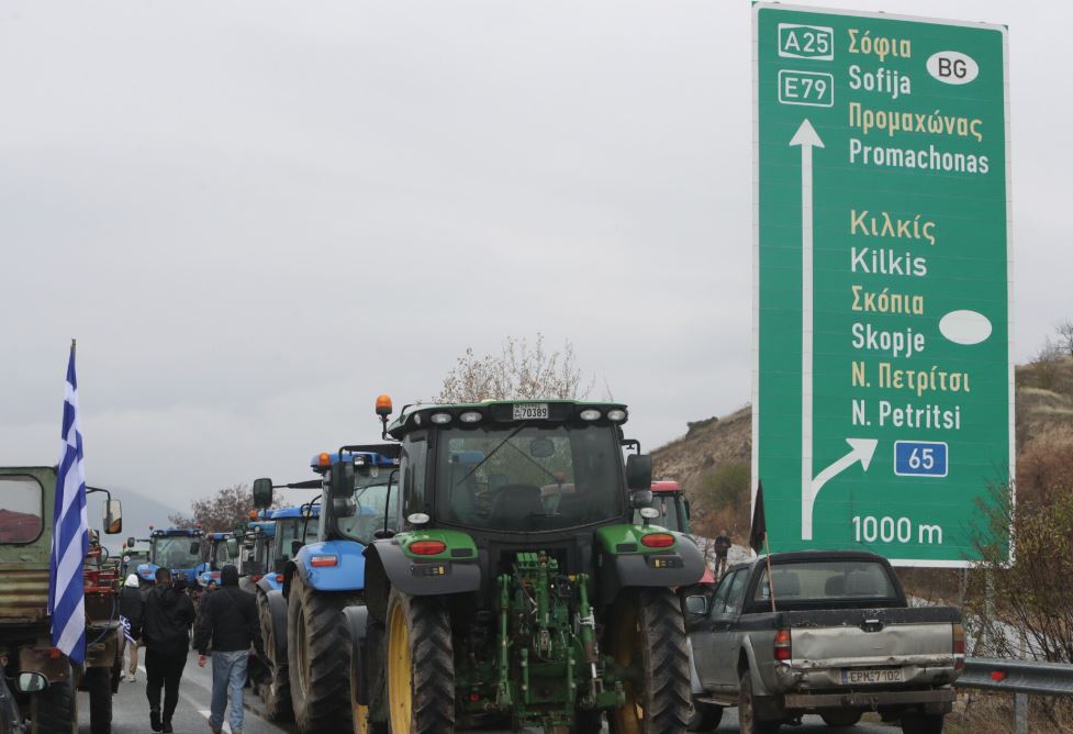 Αγρότες: Κλειστός επ’ αόριστον για φορτηγά ο Προμαχώνας – Μπλόκο και στο ρεύμα προς Θεσσαλονίκη στα Μάλγαρα