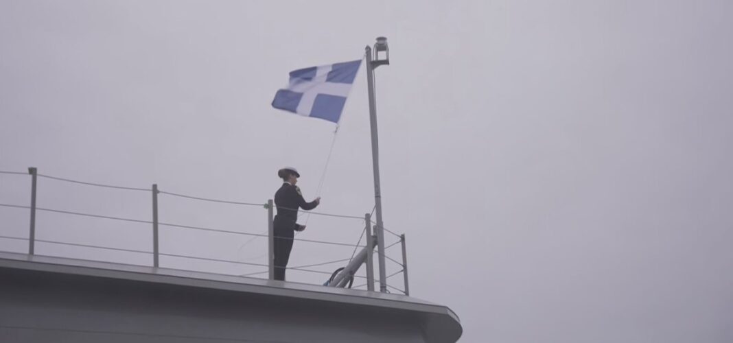 Υψώθηκε η ελληνική σημαία στη φρεγάτα «ΚΙΜΩΝ» – Ξεκινά μία νέα εποχή ισχύος για το Πολεμικό Ναυτικό