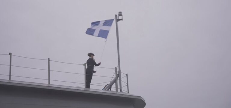 Υψώθηκε η ελληνική σημαία στη φρεγάτα «ΚΙΜΩΝ» – Ξεκινά μία νέα εποχή ισχύος για το Πολεμικό Ναυτικό
