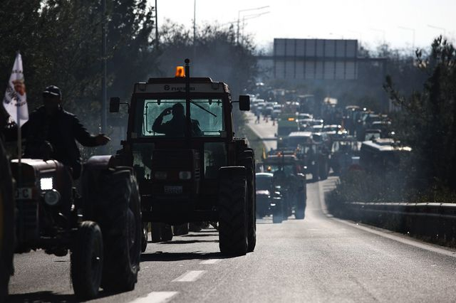 Η κυβέρνηση με “συνταγή Σημίτη” απέναντι στους αγρότες