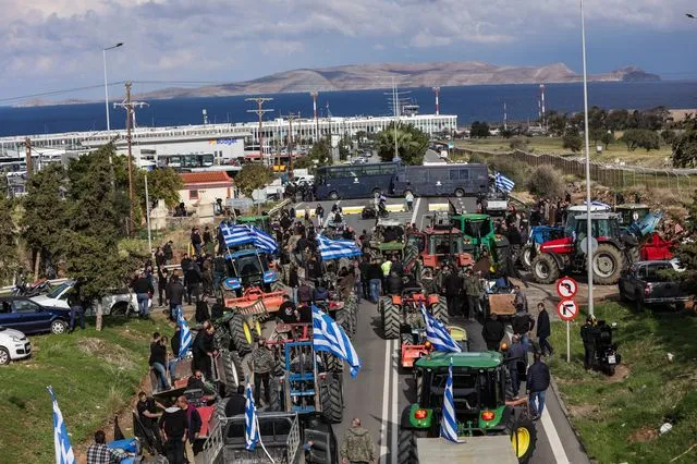 Η κυβέρνηση μεταξύ αγροτών και βουλευτών: “Μάχη” σε Βόλο και Αθήνα