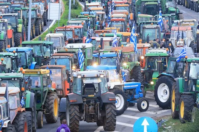Το πολιτικό κόστος από τα μπλόκα οδηγεί την κυβέρνηση σε ελιγμούς