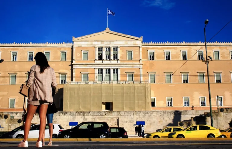 ΜΑΘΑΜΕ ΠΟΣΟ ΑΠΑΙΣΙΑ ΜΙΛΟΥΝ ΟΙ ΑΝΔΡΕΣ ΣΤΙΣ ΓΥΝΑΙΚΕΣ ΣΤΟΥΣ ΔΡΟΜΟΥΣ