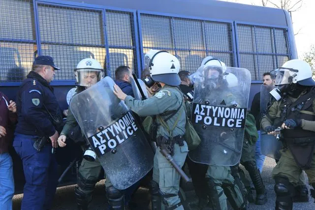 Σε αδιέξοδο η κυβέρνηση μετά την επίθεση των ΜΑΤ στους αγρότες