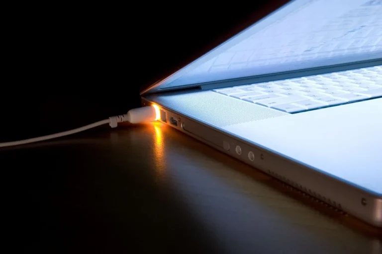 Το Νο1 λάθος που κάνουμε όλοι και καταστρέφει τα laptop και τα κινητά