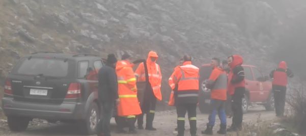 Σχεδόν αγκαλιασμένοι εντοπίστηκαν οι τέσσερις ορειβάτες που παρασύρθηκαν από χιονοστιβάδα στα Βαρδούσια – Το χρονικό της τραγωδίας