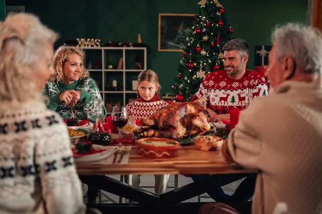 Πώς να αποφύγετε τον καβγά στο χριστουγεννιάτικο τραπέζι