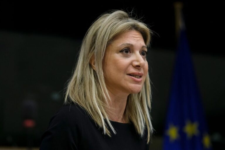 Με… σοφούς οργανώνει το «κίνημα» η Καρυστιανού και οραματίζεται να σώσει τη χώρα