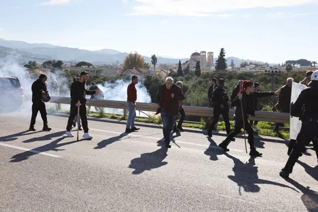 Ρίο – Αντίρριο: Οι αγρότες άνοιξαν το δρόμο, η ΕΛΑΣ μπλόκαρε ασθενοφόρα