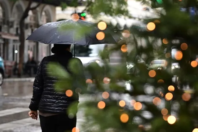 Χειμωνιάτικο σκηνικό με βροχές και παγετό – Με τι καιρό θα αλλάξουμε τον χρόνο