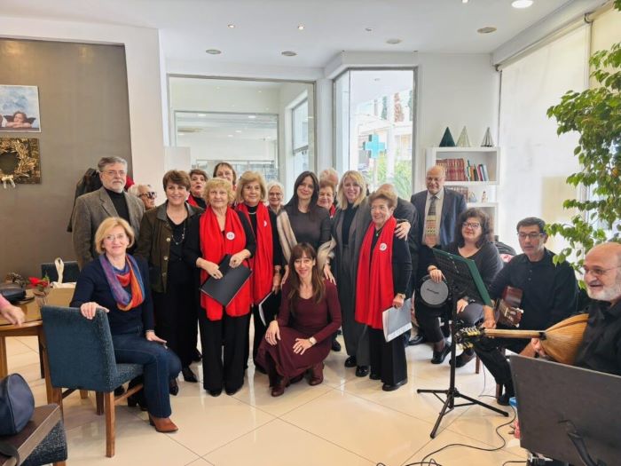 Ραφήνα Πικέρμι: Φωταγώγηση Χριστουγεννιάτικων δέντρων στα ΚΑΠΗ – Δύο γιορτές που ένωσαν γενιές