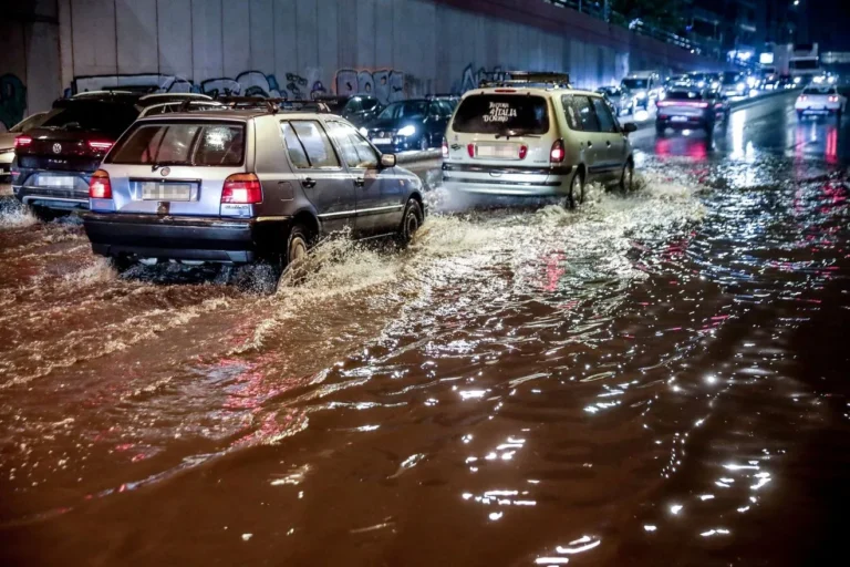 Τι πρέπει να κάνεις αν σε “πιάσουν” κεραυνοί μέσα στο αυτοκίνητο