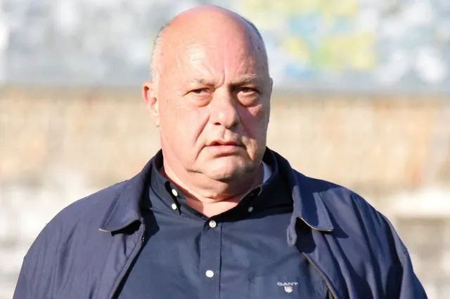 Ομοφοβική επίθεση Μπέου στον Σωτήρη Πολύζο μπροστά σε χιλιάδες κόσμου