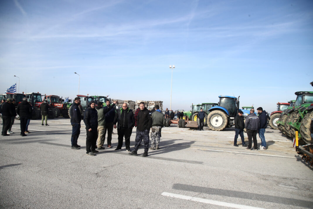 Με απειλές επιχειρεί η κυβέρνηση να κάμψει τους αγρότες – Φουντώνει η οργή στα μπλόκα