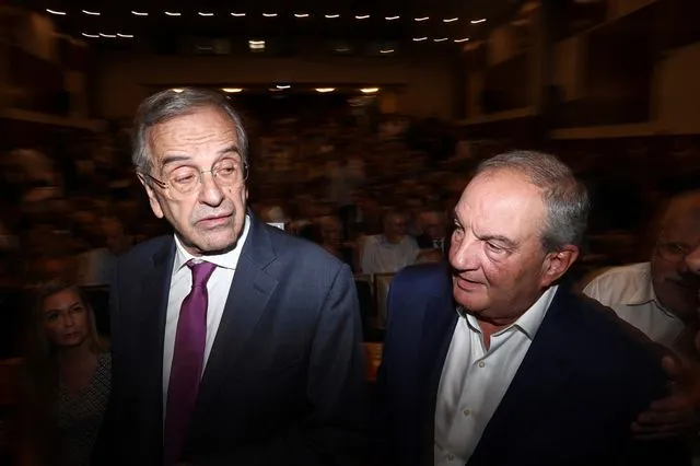 H κυβέρνηση απέναντι στους αγρότες και ανάμεσα σε πυρά Καραμανλή – Σαμαρά