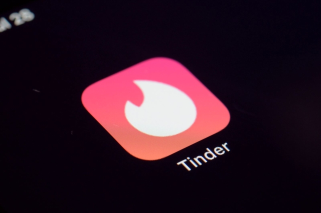 Θύματα βιασμού μηνύουν το Tinder – Το κατηγορούν ότι διευκόλυνε την κακοποίησή τους