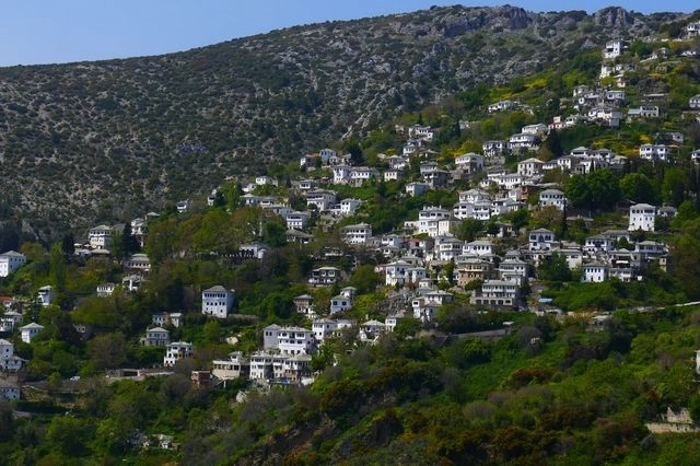 Η Ελλάδα στα δύο: Ασφυκτιούν οι μεγάλες πόλεις, ερημώνει η ύπαιθρος