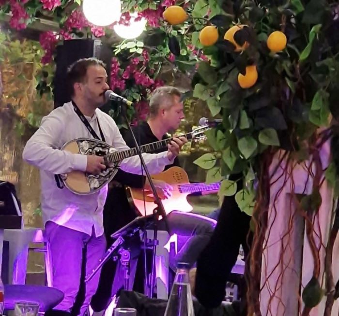 Ραφήνα: Παραμονή Πρωτοχρονιάς με πλούσιο μενού και ζωντανή μουσική στο Άσπρο Γίδι – rpn