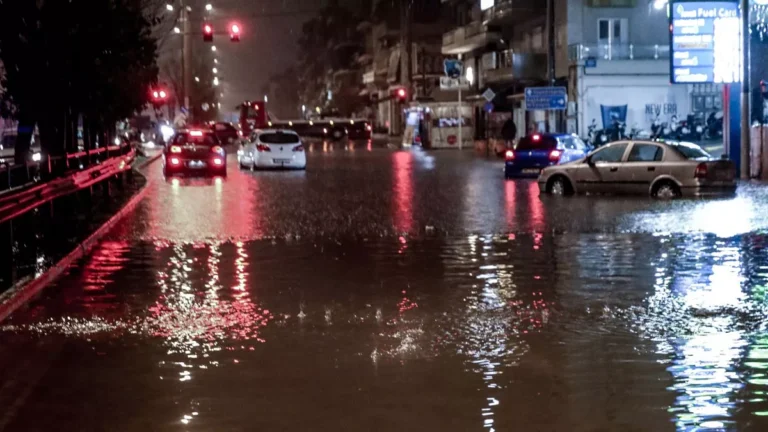 Εκατοντάδες κλήσεις προς τις οδικές βοήθειες – έπεσαν οι γραμμές μετά τη νεροποντή