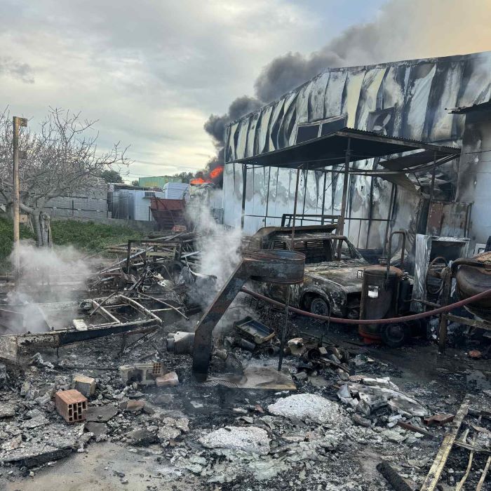 Φωτιά σε αποθήκες στο Κορωπί τα ξημερώματα – βίντεο