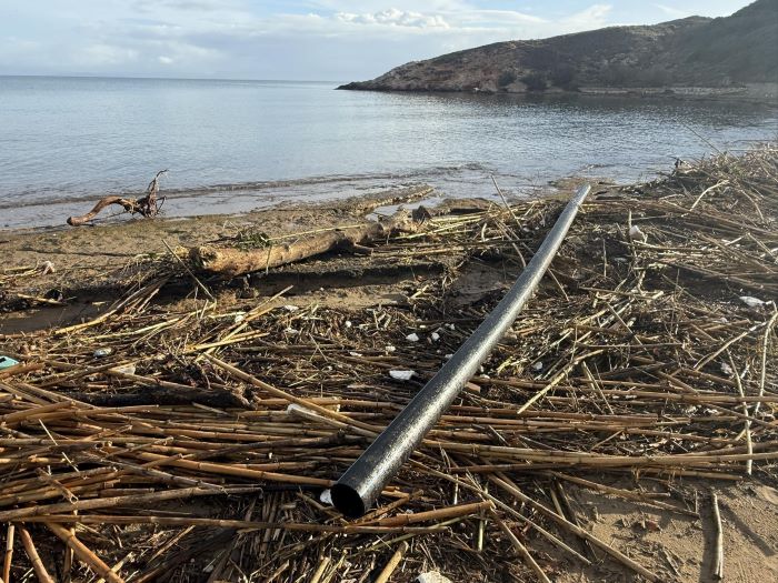 Ραφήνα: Στις Μαρίκες ξεβράστηκε και σωλήνας 6 μέτρων – «Σε ποιο εργοτάξιο τον ψάχνουν;» – rpn